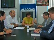 Secretária Danielle Novis acertando voo da Italia.