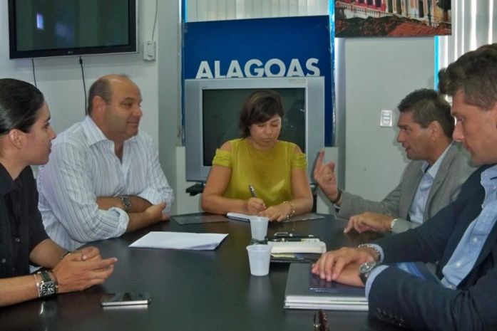 Secretária Danielle Novis acertando voo da Italia.