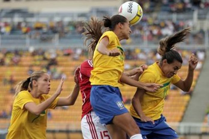 Seleção feminina vence a Dinamarca e avança à decisão de torneio
