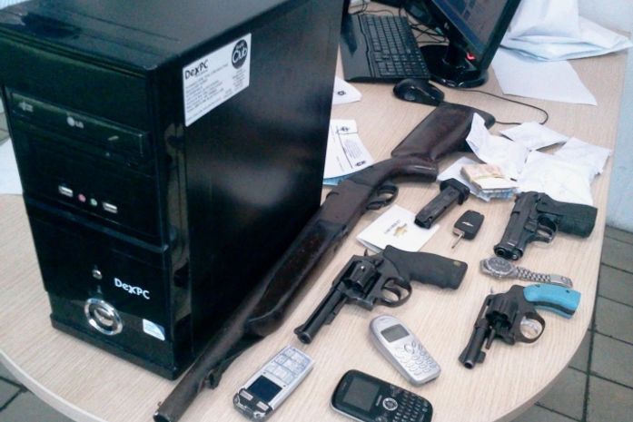 Dois menores são apreendidos com armas e objetos roubados