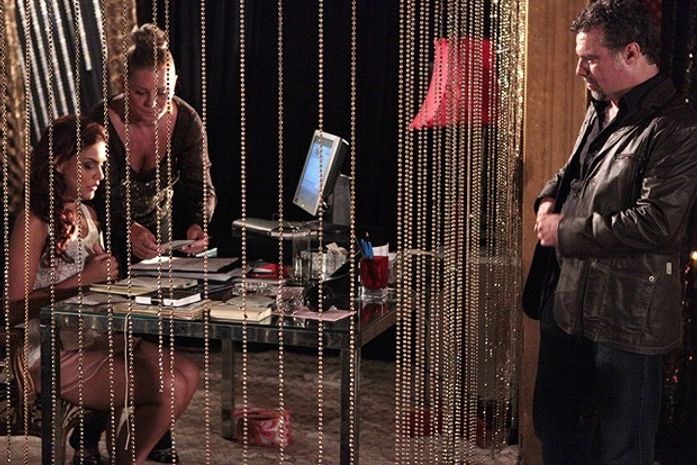 Rosângela aceita trabalhar como caixa de boate e Jéssica fica chocada