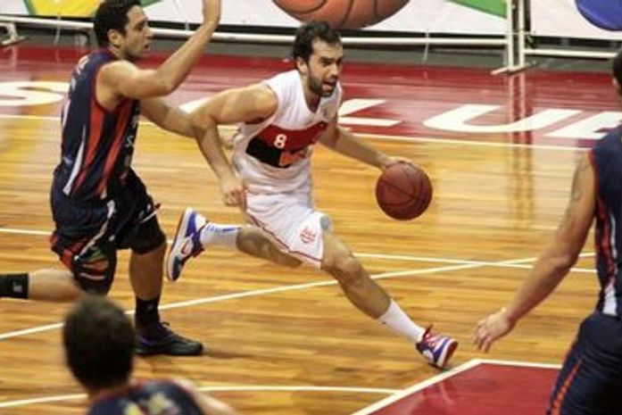 Flamengo vence Mogi no sufoco e mantém liderança