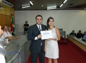 Yale Fernandes na solenidade de diplomação ao lado da esposa Hareta