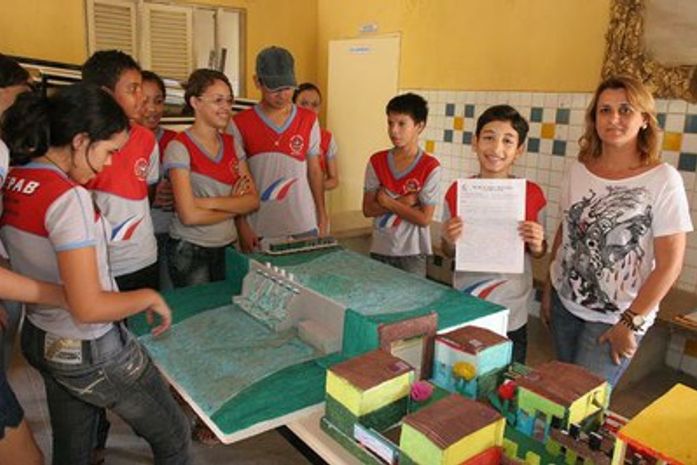 Felipe mostra carta vecendora do concurso