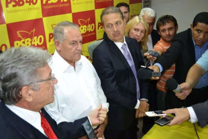 Givaldo Carimbão entre os governadores Eduardo Campos e Tèo Vilela