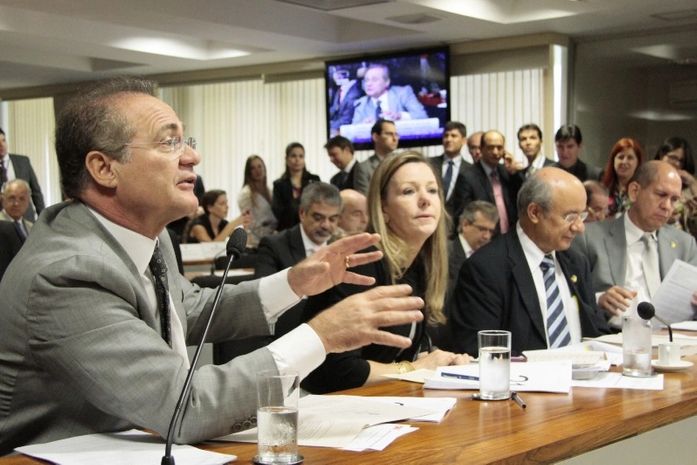 Renan encaminha votação de sua proposição durante a reunião da CAE