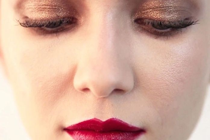 Look com boca vermelha é boa opção para as festas de fim de ano