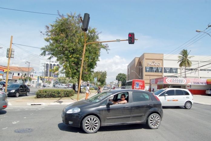 SMTT instala semáforos modernos e sinaliza vias