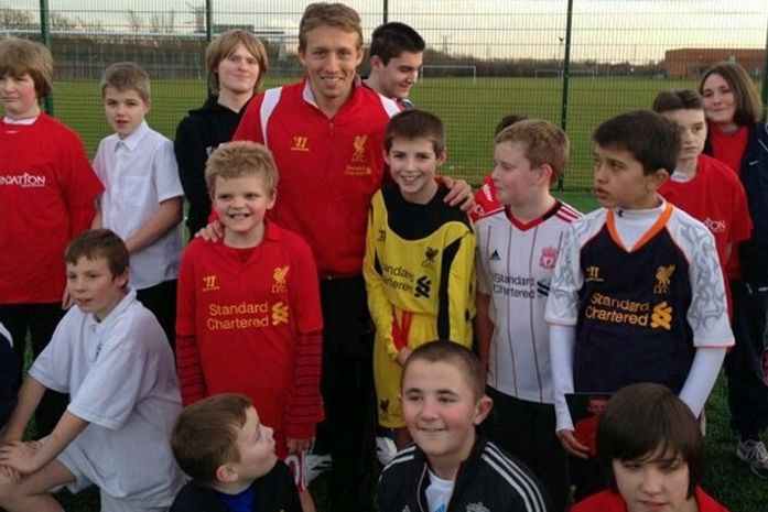 Lucas Leiva com crianças.