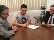 Lúcio assina contrato.