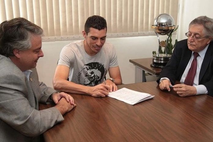 Lúcio assina contrato.