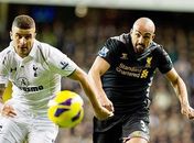Jose Enrique, do Liverpool (à direita), durante disputa de bola contra rival do Tottenham
