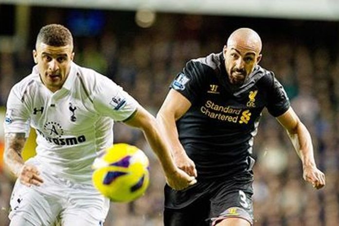 Jose Enrique, do Liverpool (à direita), durante disputa de bola contra rival do Tottenham