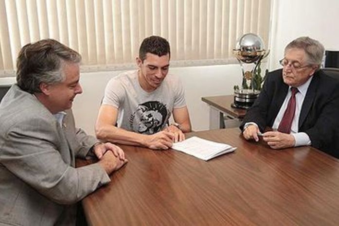 São Paulo contrata zagueiro Lúcio por dois anos