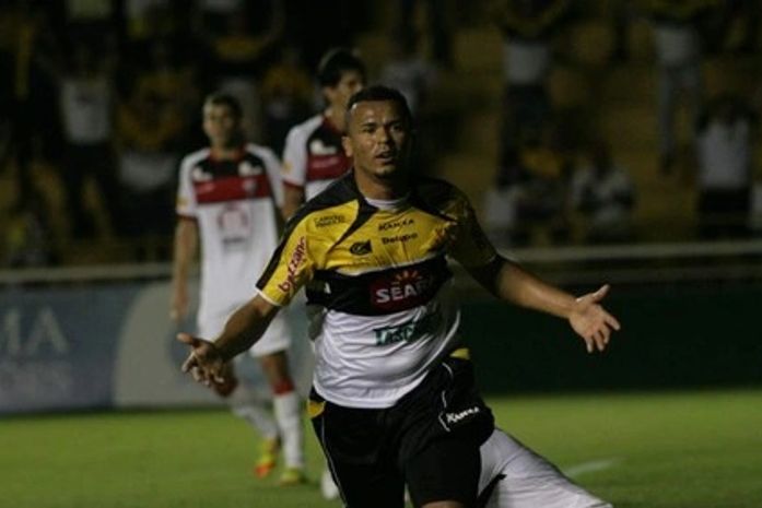 Vice no Artilheiro do Ano, Zé Carlos vive ‘virada’ e aumenta conta de gols