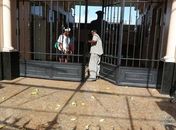 Torcida atira bananas em protesto organizado contra Roberto Dinamite