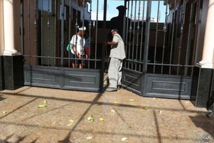 Torcida atira bananas em protesto organizado contra Roberto Dinamite