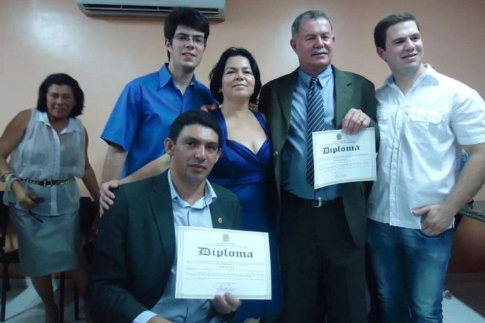 Prefeito e vice-prefeito diplomados e família.