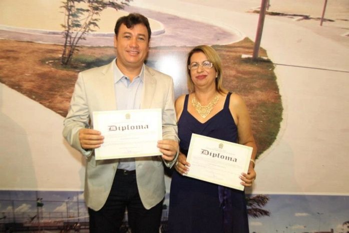 Cristiano e sua vice Iolanda com o diploma de gestores de Marechal Deodoro