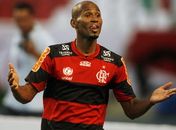Flamengo oficializa oferta para lateral e aumenta salário