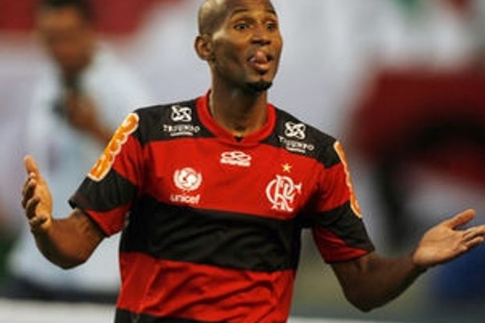 Flamengo oficializa oferta para lateral e aumenta salário