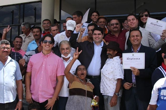 Jacob Brandão é diplomado e comemora ao lado povo