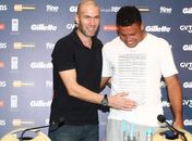 Ex-jogador Zidane brinca com a barriga de Ronaldo Fenômeno