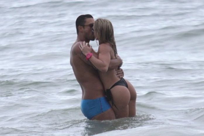 Depois de morena, ex de Nicole Bahls fica com loira em praia no Rio