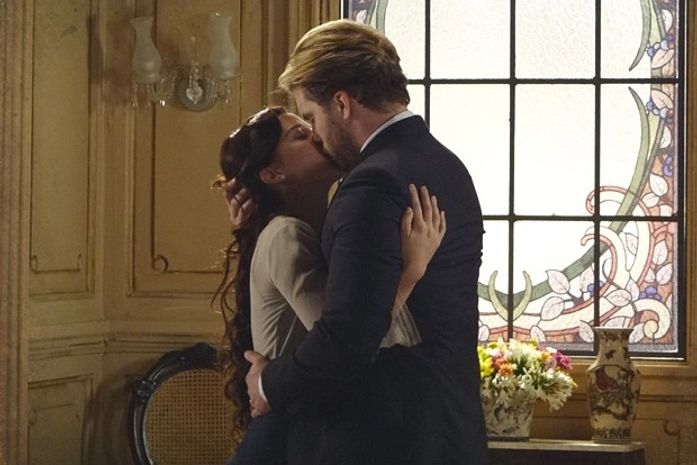 Edgar vai à casa de Laura e diz que quer voltar para ela: 'Eu te amo!'