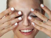 Cremoso, fosco ou metalizado; o esmalte branco voltou com tudo