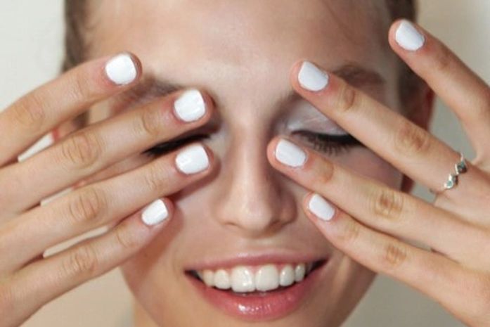 Cremoso, fosco ou metalizado; o esmalte branco voltou com tudo