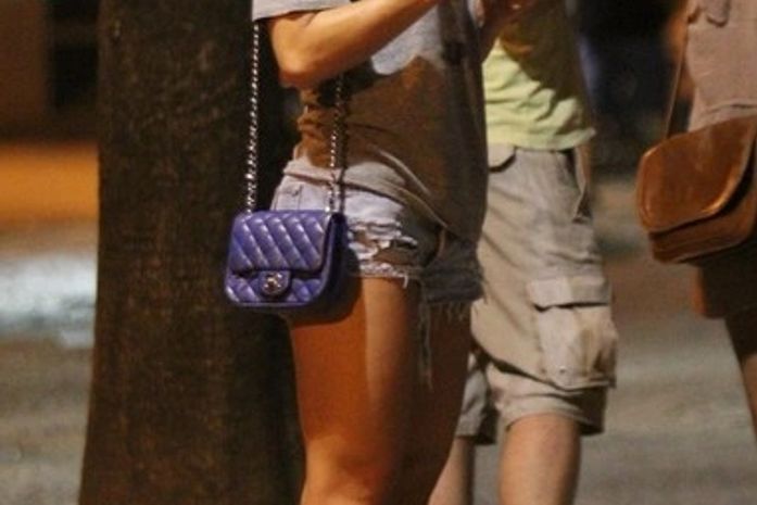 Sabrina Sato curte a noite com amigos usando short bem curtinho