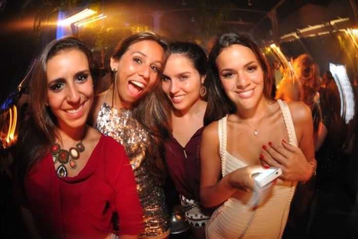 Bruna Marquezine badala em festa de escola com show de Popozuda