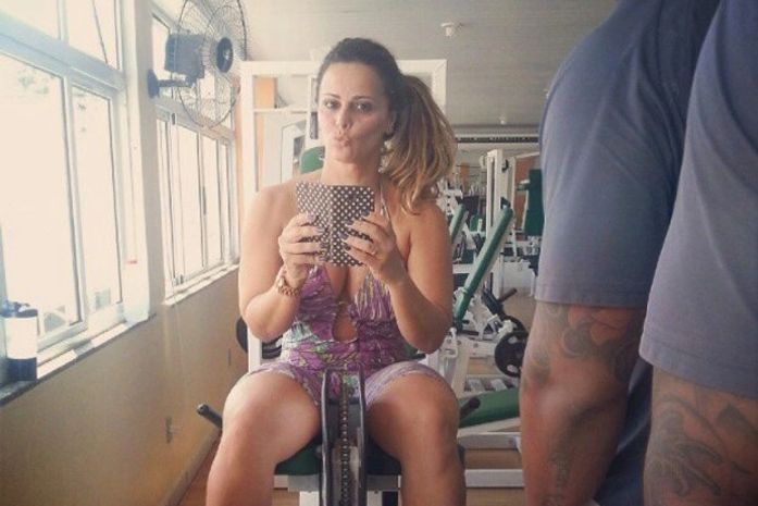 Na academia, Viviane Araújo elogia personal: 'Olha o tamanho!'