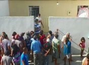 Homem tenta sair de casa pela janela, fica entalado e morre