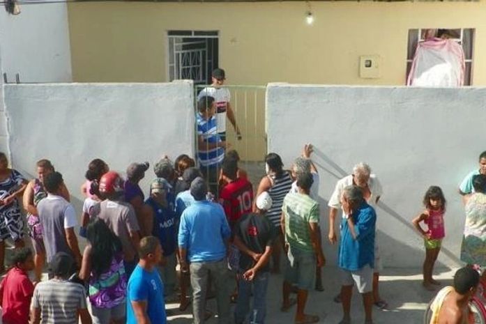 Homem tenta sair de casa pela janela, fica entalado e morre