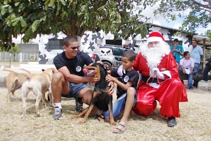 Papai Noel dos Correios realiza sonho de criança no canil do Bope