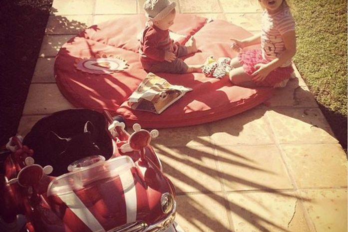 Noah, filha de Alessandra Ambrosio, tem carro de passeio