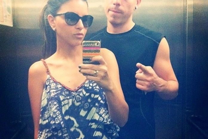 Mariana Rios posta foto no elevador ao lado do namorado, Di Ferrero