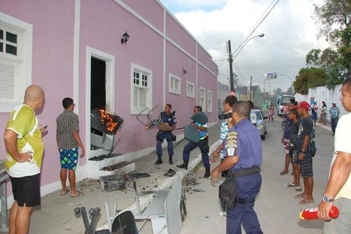 Incêndio começou por volta das 06 horas