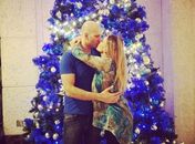 Grávida, Sheila Mello dá beijão em Xuxa e entre no clima do Natal