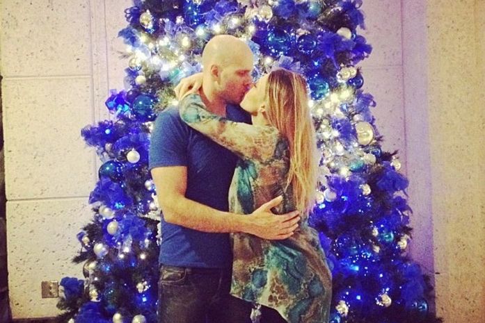 Grávida, Sheila Mello dá beijão em Xuxa e entre no clima do Natal