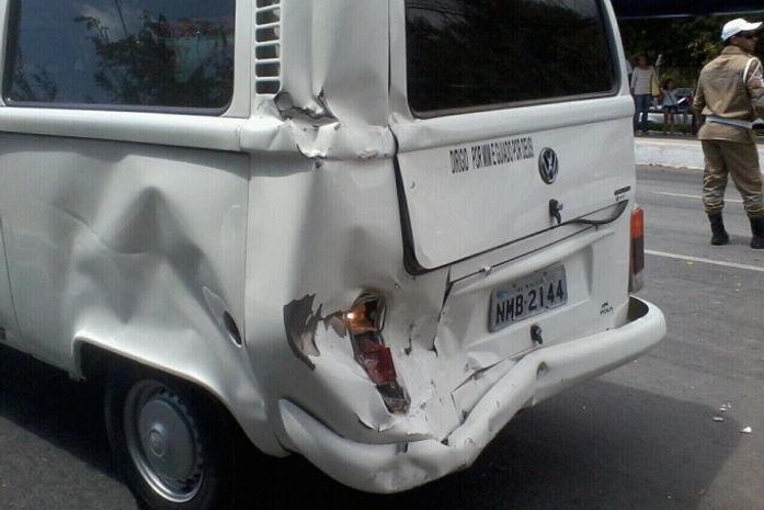 Kombi também foi atingida