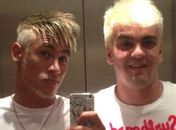 Após barba e laterais, Neymar fica loiro de vez ao lado de amigos