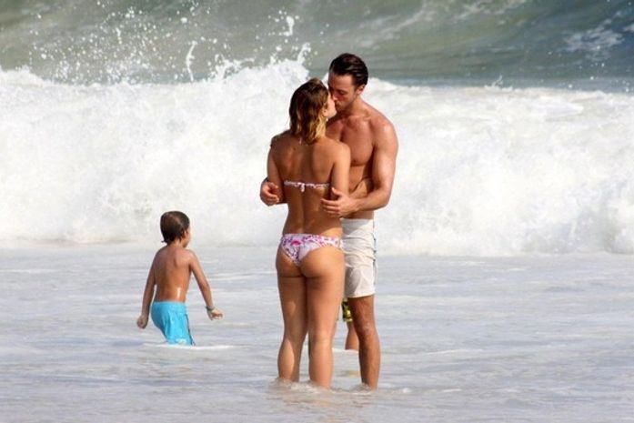 Priscila Fantin curte chamego com marido em praia do Rio