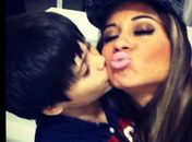 Mayra Cardi em momento fofura ganha beijo do filho, Lucas