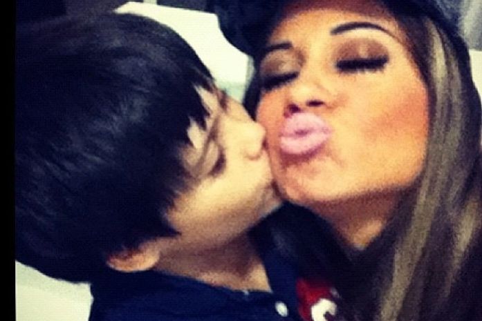 Mayra Cardi em momento fofura ganha beijo do filho, Lucas