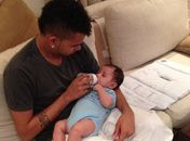 Paizão, Dentinho dá mamadeira para o filho e diz: 'Te amoooooo'