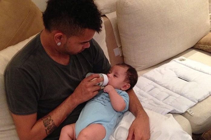 Paizão, Dentinho dá mamadeira para o filho e diz: 'Te amoooooo'