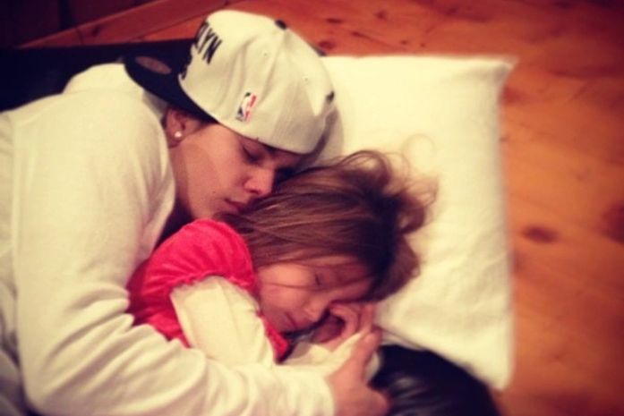 Justin Bieber dorme abraçadinho na irmã e paparica: 'Meu amor'